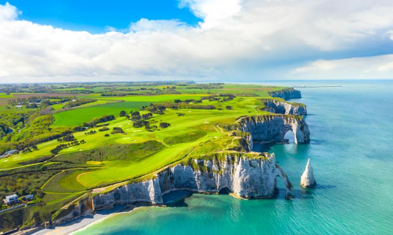 Atout France_Picturesque panoramic landscape on the cliffs of Etretat. Natural amazing cliffs. Etretat, Normandy, France, La Manche or English Channel. France_Getty Images